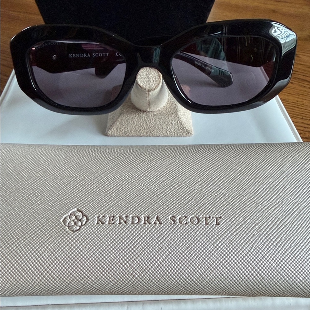 🕶️KendraScottNewStyleSunglassesRectangularModernFaceted FrontGemstonesOnSidesNWT